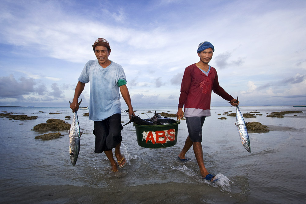 Travel - Fishermen at the shore, Palawan